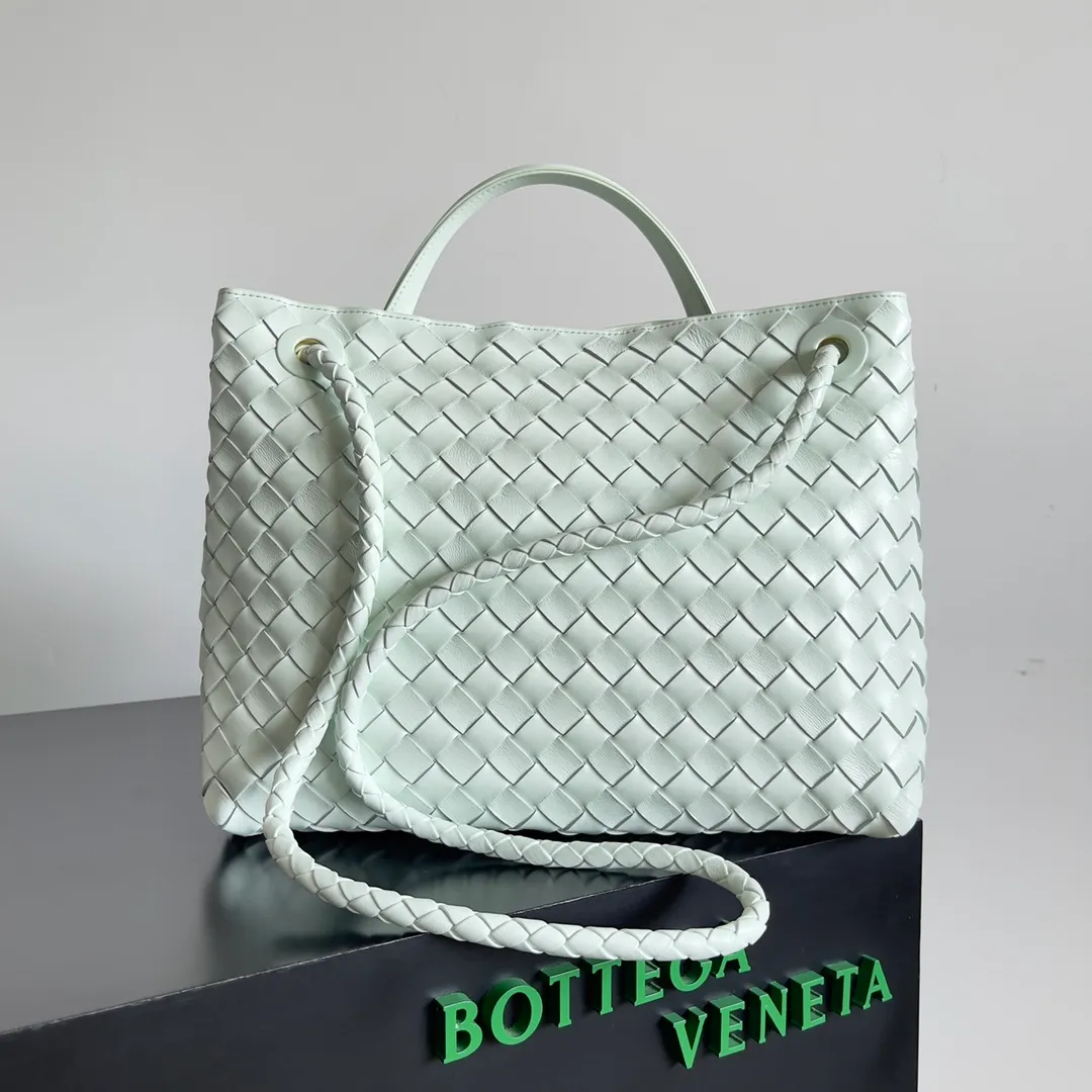 The 2023 new Andiamo batch of 2260 BV has been shipped‼ ️Really popular🔥The new Andiamo woven handbag launched by Bottega Veneta this season is really popular all over the world! ! Celebrities at home and abroad have worn it, and Oscar-winning actress Michelle Yeoh has taken it out on the street. Song Jia, Trai Yara, Yu Feihong, Sanji Ayaka, Rosie Hunting-Whiteley, Yoshioka Riho, etc. have all picked up this bag. It is classic and versatile, showing off its temperament, and the bag capacity is also large, which is very convenient for daily commuting! ! A variety of carrying methods, the shoulder straps can be adjusted by yourself, the original lambskin feels soft and delicate, and the unisex style breaks the gender boundaries and brings a more practical and long-lasting use experience. Andiamo, which has both elegant and casual styles, perfectly interprets the true appearance of "fashionable old money style". Style number: 743572 Size: 32*24*12